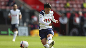 ‘손흥민 4골’ 도운 케인 “저녁 한 번 사라”…손흥민도 미소