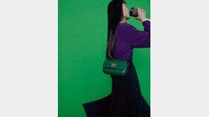 무채색 코디에 컬러 가방으로 포인트… “상큼하네”