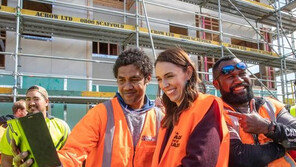 재봉쇄 해놓고… ‘노마스크 셀카’ 혼쭐난 총리