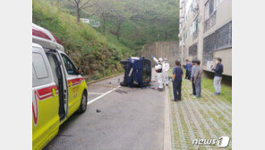 아파트 주차장서 1톤 트럭 6m 아래로 ‘쿵’…인명피해 없어