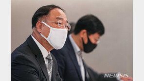 ‘서울 집값 멈췄다’는 홍남기…민간 통계는 ‘정반대’