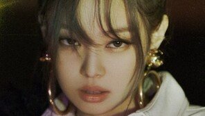 블랙핑크 제니, 블랙홀처럼 빠져드는 아련 눈빛…반전 매력