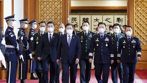 文대통령 “유연한 조직 위한 ‘파격적’ 軍인사…기대 크다”