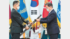 남영신 육참총장에 삼정검 수치 달아주는 文대통령