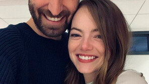 ‘라라랜드’ 엠마 스톤, ‘SNL’ 작가와 결혼…임신설까지