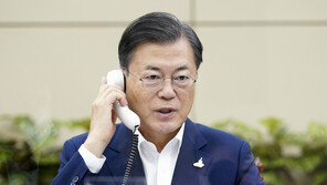 文대통령 “징용 등 해법 찾자” 日스가 “대화 노력 독려”…20분간 첫 통화