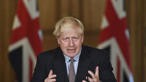 “영국, 자유 사랑해서 방역 어렵다”…존슨 총리 발언 논란