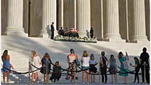 연방대법원 앞 ‘긴즈버그 추모’ 행렬