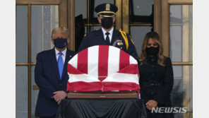 트럼프, 긴즈버그 조문…‘투표로 쫓아내자’ 야유 들려