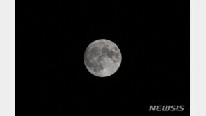 ‘추석 보름달’ 구름 사이로 보이듯…수도권엔 빗방울