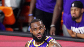 ‘르브론 트리플더블’ 레이커스, 10년 만에 파이널 진출