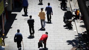 ‘정년 넘어도’ 일하는 한국인…노인 3명 중 1명 근로·구직중