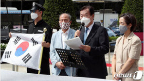 ‘광복절집회 주도’ 김경재·김수영 영장심사 출석…“책임 물을사안 아냐”