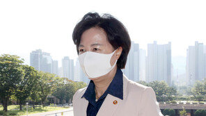 ‘보좌관에게 전화 시킨 적 없다’던 추미애, 문자 내용 보니…