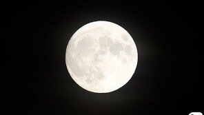 ‘추석 보름달’ 구름 사이 휘영청…코로나 물러가라 소원 빌까