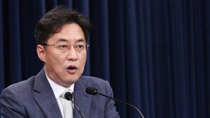 [전문] 靑 “피격사건 일련 과정, 文대통령의 한반도 위기관리 시간”