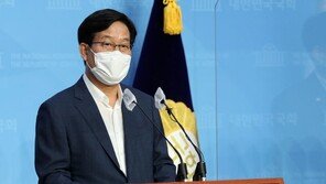 해경 “월북” 발표에…“반국가 범죄, 사살하기도 한다” vs “아쿠아맨인가”