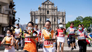 쟁반 위 맥주병 올려놓고 달리기