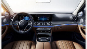 “누가 이길까”…신형 ‘E클래스’ vs ‘5시리즈’ 내달 국내서 격돌