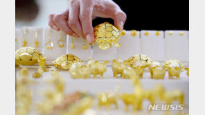 치솟던 金, 달러 강세에 ‘주춤’…더 떨어질까