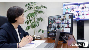 유은혜 “초등 저학년 등교 늘릴 예정…추석 이후 수업 확대 모색”