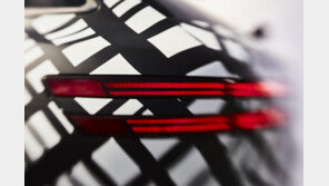 제네시스 GV70 티저 공개…지-매트릭스 패턴으로 위장