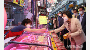 박영선 장관, 서울 영천시장 방문 “하루 빨리 생업 안정되길”