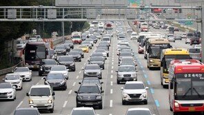 추석연휴 전날 귀성길 정체 절정 향해…서울→부산 6시간40분