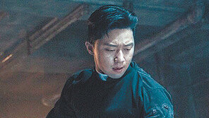 [TV속 영화관]박서준-안성기 주연… 세상을 혼란에 빠뜨린 惡에 맞서다