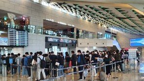 연휴 첫날 3만명 몰린 김포공항… ‘추캉스족’에 방역우려 증폭