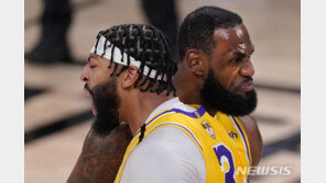 NBA 레이커스, 파이널 1차전 승리…오바마 깜짝 등장