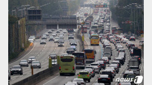 귀성·귀경 고속도로 양방향 혼잡…귀성정체 오후 10시까지