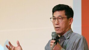 진중권 “어느 나라 계몽군주가 ‘코로나 방역’에 소총 사용하나”