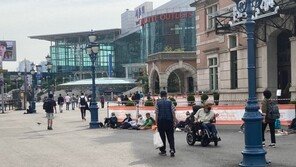 추석 앞둔 쪽방촌 노부부는 멍하니 ‘전원일기’만 바라봤다