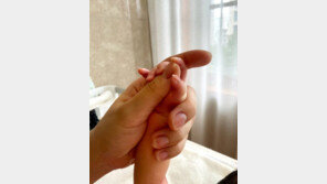 ‘어벤져스’ 수현, 엄마됐다…직접 전한 득녀 소식, 딸과 꼭 잡은 손