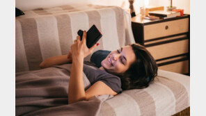 연휴 ‘집콕족’을 위한 드라마와 동영상 콘텐츠 10선