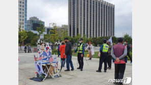 개천절집회 막히자 ‘9대 차량’ ‘1인 시위’ 돌파…경찰, 돌발대비