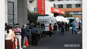 연휴 신규확진 50명↓왜 줄지 않나…“조용한 전파·사람간 접촉 만연”