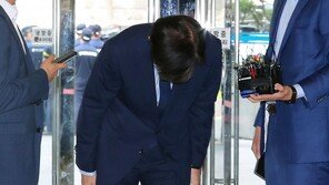 집 앞 ‘차량집회’ 허용되자…조국 “법원 판단 감수, 이웃에 죄송”
