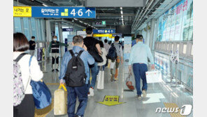 ‘양손 가득 고향의 정 가득 담아’…연휴 막바지 귀경 행렬 이어져