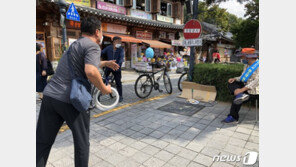 “집에만 있기 답답해요”…추석 막바지 한옥마을 구름 인파