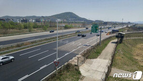 파주 자유로에 날아든 검은 액체…차량 50여대 멈춰서 ‘위험천만’