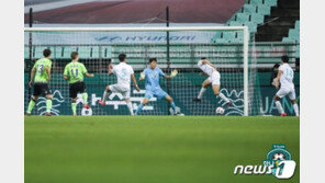 포항, 전북 1-0 격파하며 우승 경쟁에 고춧가루…대구는 ACL 출전권 확보