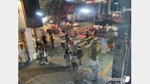 “지인모임 자제” 당부했건만…연휴 끝물 토요일 밤 번화가 ‘북적’