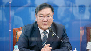 외교부 권고 무시하고 美여행 간 강경화 남편…與도 비판