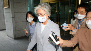 여야 “강경화 남편 요트사러 미국행 부적절 처사” 비판…靑 곤혹