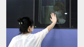 모녀의 ‘아쉬운 작별인사’