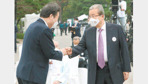 개천절 행사서 만난 이낙연-김종인
