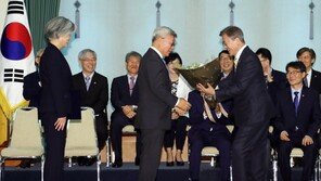 與수석대변인 “‘강경화 배우자’ 이일병=공인…상당한 유감”