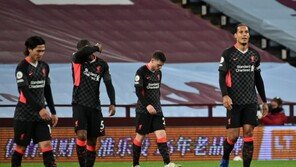 챔피언 리버풀, 57년 만에 7실점 굴욕…아스톤 빌라에 2-7 참패